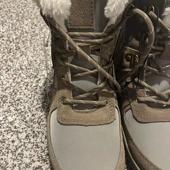 Women’s Sneaker Boot Size 8 - Picture 12 of 12